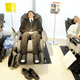 Asientos de descanso en los trabajos de Japón. AP